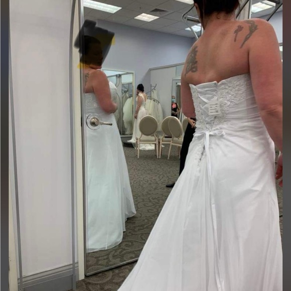 Brand new David’s bridal wedding dress. Only ever tried on once. Size 16 - Picture 3 of 4